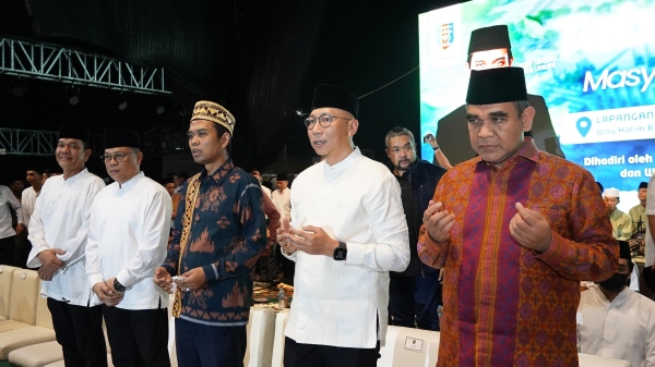 Gubernur Dampingi Ribuan Warga Lampung Dengar Tausiah UAS