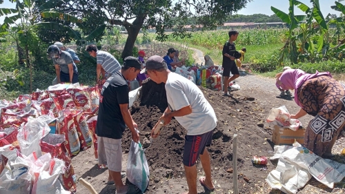 Guyub, Paguyuban dan Wali Murid SDN Tamansari 2 Gotong Royong Lebarkan Jalan Sekolah