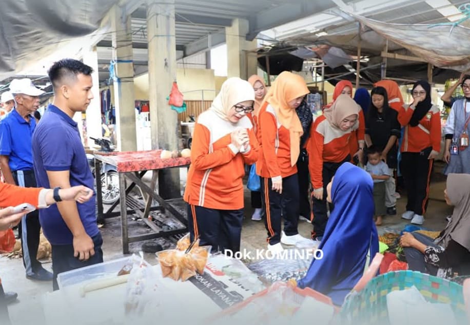 Usai Senam, Ketua PKK Tulang Bawang Blusukan ke Pasar Belanja Sayur dan Dengar Aspirasi