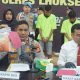 Wakapolres Lhokseumawe Kompol Salmidin, S.E., M.M. menunjukkan barang bukti sabu seberat lebih dari satu kilogram saat konferensi pers pengungkapan kasus narkotika di Gedung Serbaguna Wirasatya Polres Lhokseumawe.