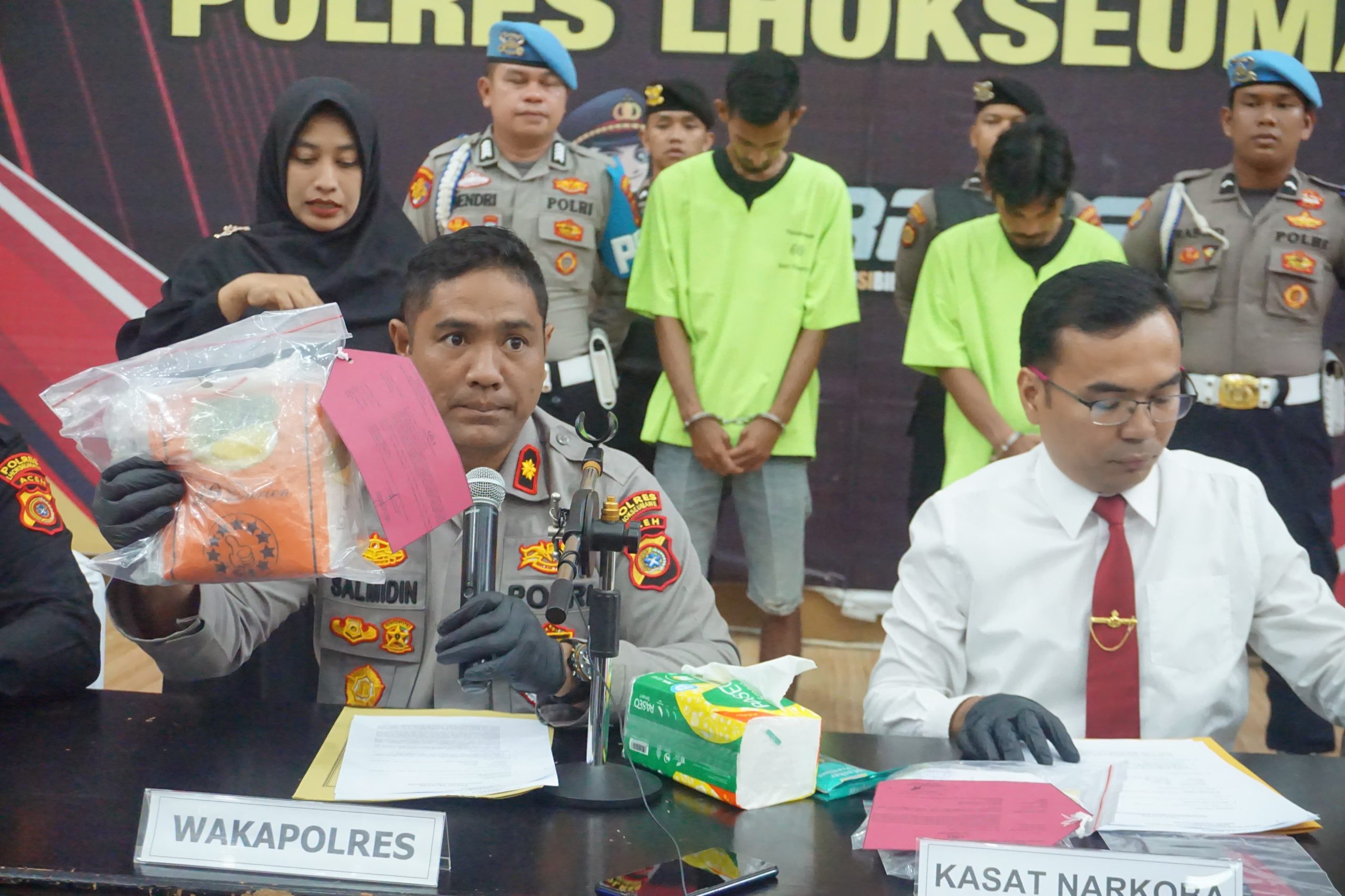 Wakapolres Lhokseumawe Kompol Salmidin, S.E., M.M. menunjukkan barang bukti sabu seberat lebih dari satu kilogram saat konferensi pers pengungkapan kasus narkotika di Gedung Serbaguna Wirasatya Polres Lhokseumawe.
