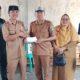 Peratin Pekon Padang Raya, Darliswan (kedua dari kiri), menyerahkan secara simbolis bantuan kepada perwakilan warga terdampak kebakaran di Pekon Penggawa V Ulu, disaksikan oleh anggota Karang Taruna dan perangkat pekon, Senin (28/04/2025).