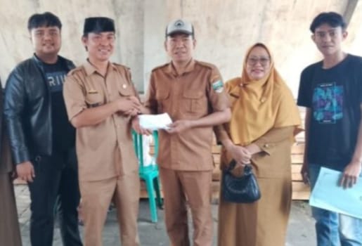 Peratin Pekon Padang Raya, Darliswan (kedua dari kiri), menyerahkan secara simbolis bantuan kepada perwakilan warga terdampak kebakaran di Pekon Penggawa V Ulu, disaksikan oleh anggota Karang Taruna dan perangkat pekon, Senin (28/04/2025).
