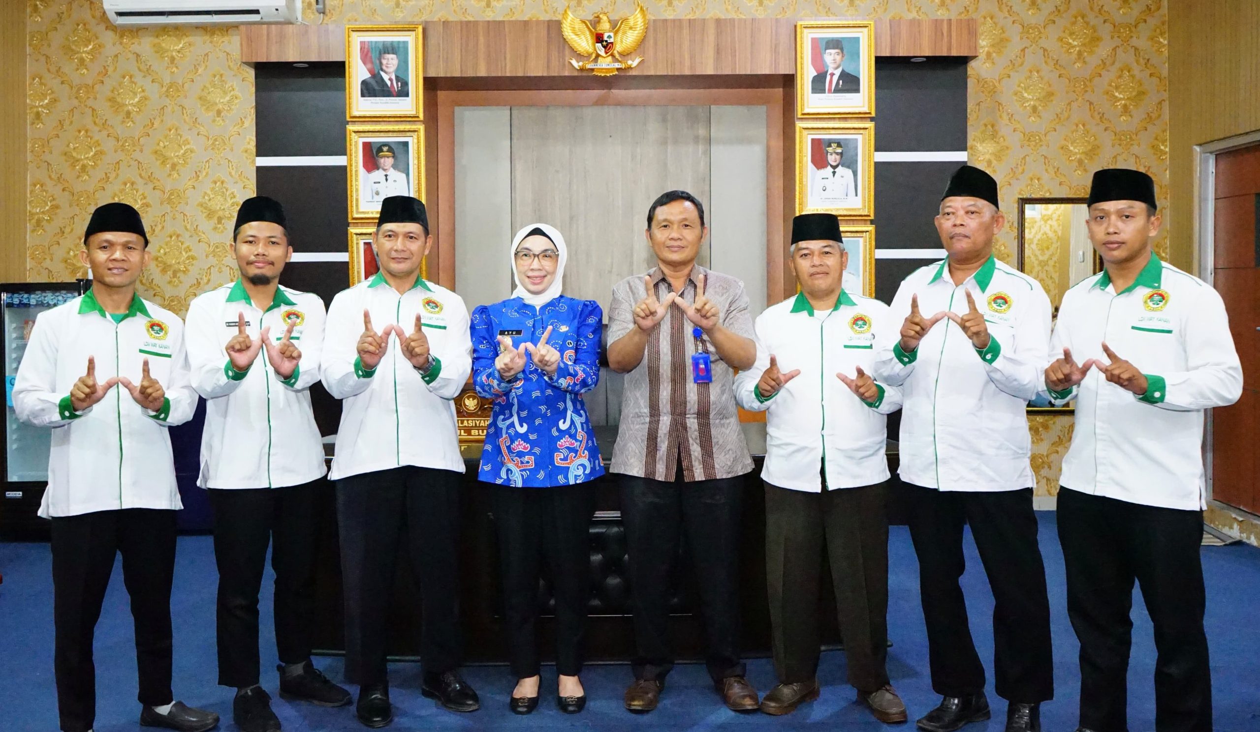 Plt Bupati Way Kanan, Ayu Asalasiyah, berfoto bersama jajaran pengurus DPD LDII Kabupaten Way Kanan usai audiensi resmi di ruang kerja Bupati