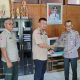 Kepala Pelaksana BPBD Way Kanan, Sufrianto, S.A.N, dan Kepala BPBD Lampung Barat, Padang Priyo Utomo, berjabat tangan usai menandatangani Perjanjian Kerjasama (PKS) bidang penanggulangan kebencanaan di Kantor BPBD Lampung Barat, Selasa (22/04/2025).
