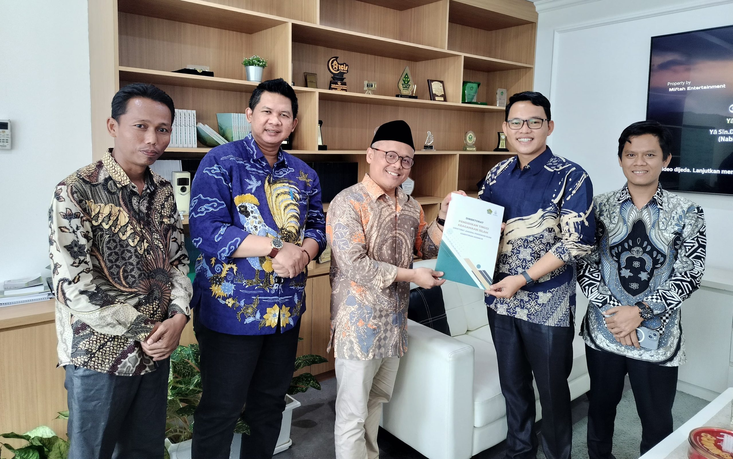 Kasubdit Akademik Direktorat PTKI Kemenag RI, Dr. Imam Bukhori, M.Pd.I, menyerahkan SK Izin Penyelenggaraan Program Magister Manajemen Pendidikan Islam kepada Wakil Ketua I STIT Al Hikmah Bumi Agung Way Kanan, Feri Riski Dinata, M.Pd, didampingi tim STIT Al Hikmah, di Jakarta, Rabu (14/5/2025).