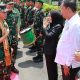 Plt. Bupati Way Kanan, Ayu Asalasiyah, S.Ked, menyambut kedatangan Pangdam II/Sriwijaya, Mayjen TNI Ujang Darwis, M.D.A, saat kunjungan kerja di Makodim 0427/Way Kanan, Sabtu (12/04/2025).
