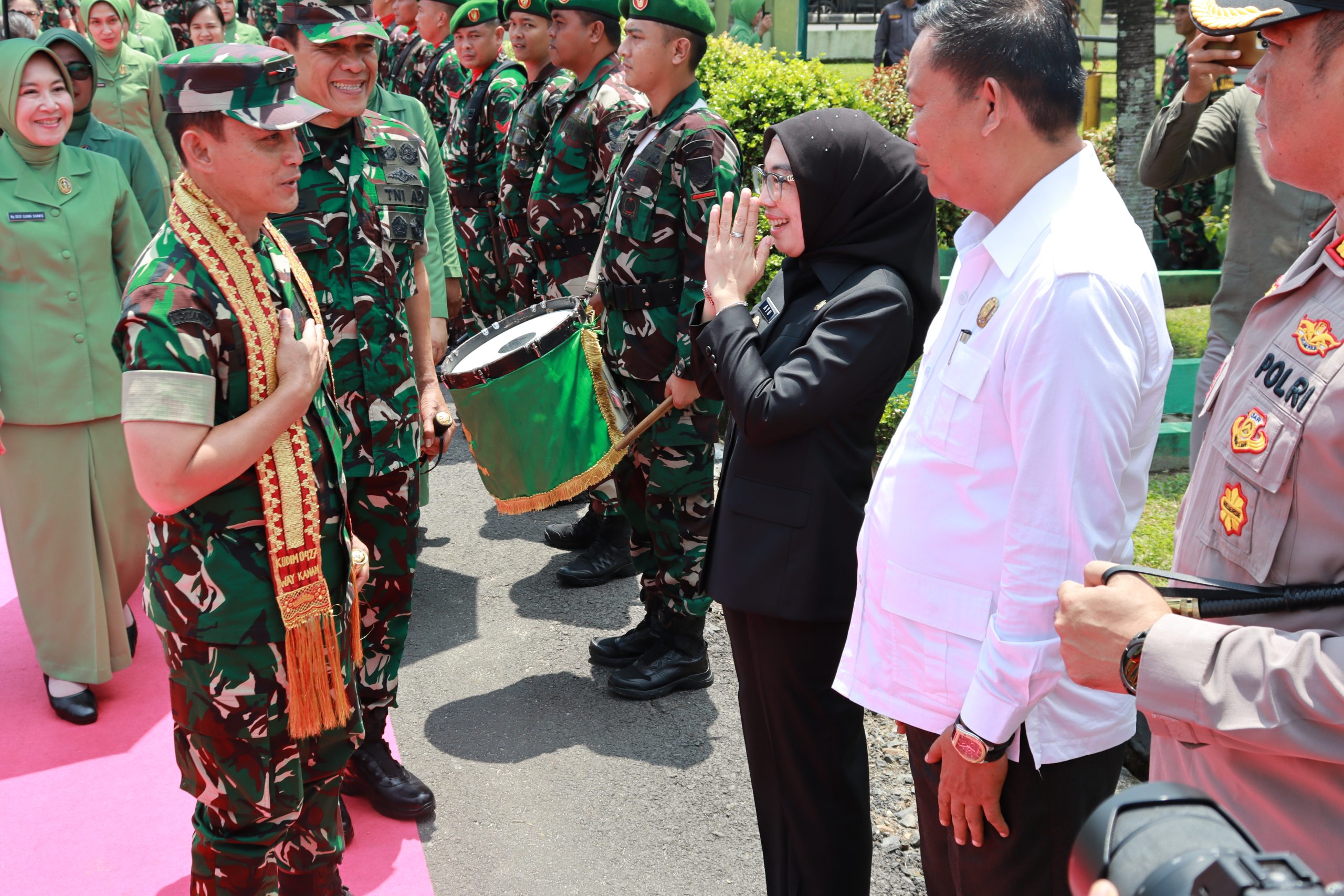 Plt. Bupati Way Kanan, Ayu Asalasiyah, S.Ked, menyambut kedatangan Pangdam II/Sriwijaya, Mayjen TNI Ujang Darwis, M.D.A, saat kunjungan kerja di Makodim 0427/Way Kanan, Sabtu (12/04/2025).