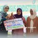 Ketua TP PKK Tulang Bawang, Ibu Herlinawati Qudrotul, S.H., menyerahkan secara simbolis bantuan Bedah Rumah Tidak Layak Huni (RTLH) senilai Rp17.500.000 kepada warga penerima manfaat dalam kegiatan launching program bantuan sosial bersama Baznas Kabupaten Tulang Bawang, Kamis (15/5/2025) di Menggala Selatan.