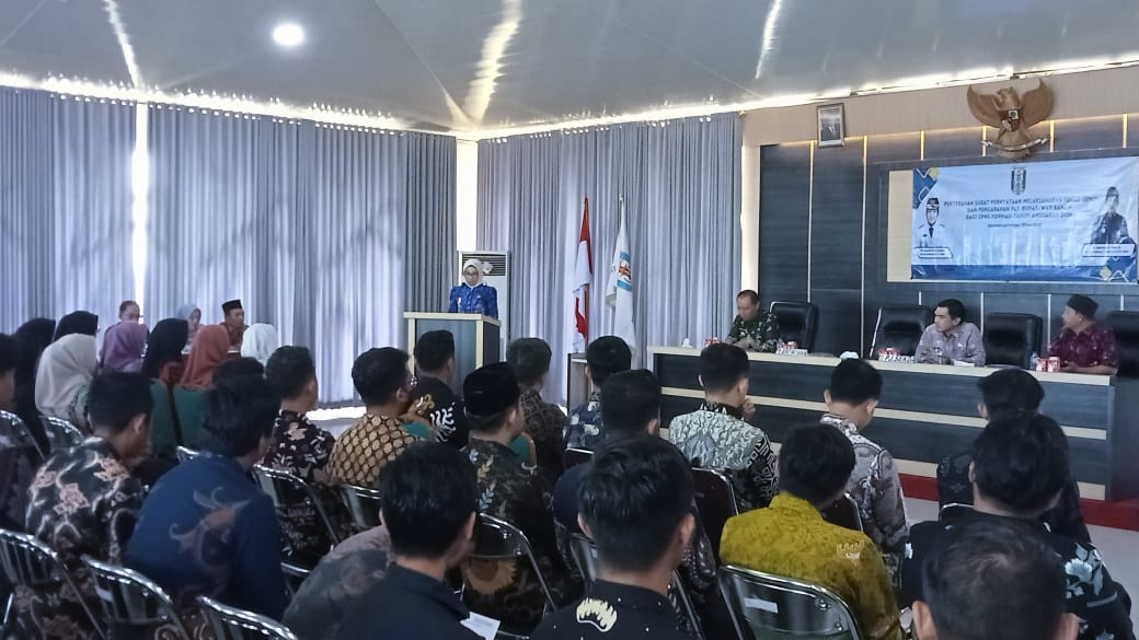 Plt Bupati Way Kanan serahkan Surat Pernyataan Melaksanakan Tugas (SPMT) kepada 87 CPNS formasi tahun 2024 di ruang rapat Pemda