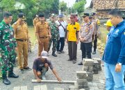 Forkopimcam Jati Agung bersama jajaran Pemerintah Desa Jatimulyo meninjau langsung proses pembangunan jalan paving blok di Dusun IV RT 035, Senin (26/5/2025). Pembangunan ini didanai melalui Dana Desa tahap I tahun 2025 sebagai wujud transparansi dan peningkatan infrastruktur desa.