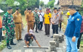 Forkopimcam Jati Agung bersama jajaran Pemerintah Desa Jatimulyo meninjau langsung proses pembangunan jalan paving blok di Dusun IV RT 035, Senin (26/5/2025). Pembangunan ini didanai melalui Dana Desa tahap I tahun 2025 sebagai wujud transparansi dan peningkatan infrastruktur desa.