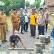 Forkopimcam Jati Agung bersama jajaran Pemerintah Desa Jatimulyo meninjau langsung proses pembangunan jalan paving blok di Dusun IV RT 035, Senin (26/5/2025). Pembangunan ini didanai melalui Dana Desa tahap I tahun 2025 sebagai wujud transparansi dan peningkatan infrastruktur desa.
