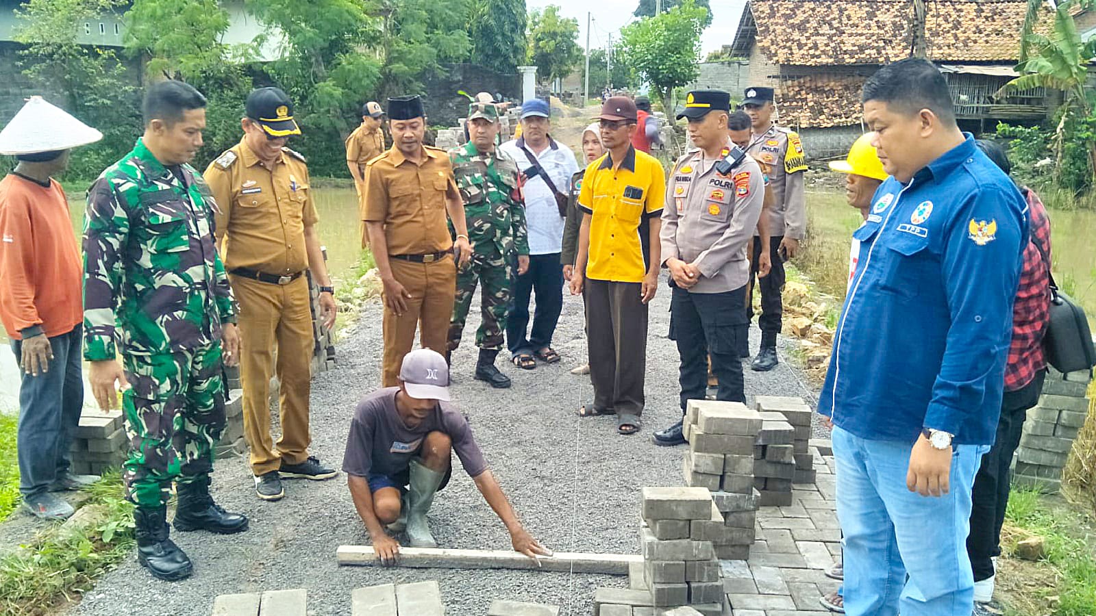 Forkopimcam Jati Agung bersama jajaran Pemerintah Desa Jatimulyo meninjau langsung proses pembangunan jalan paving blok di Dusun IV RT 035, Senin (26/5/2025). Pembangunan ini didanai melalui Dana Desa tahap I tahun 2025 sebagai wujud transparansi dan peningkatan infrastruktur desa.