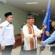 Bupati Tulang Bawang, Drs. Qudrotul Ikhwan, M.M., secara simbolis menyerahkan bendera regu kepada perwakilan petugas pendamping jemaah haji dalam acara pelepasan 202 calon jemaah haji tahun 2025 di Aula Islamic Center Menggala, Senin (19/5/2025). Seremoni ini menandai kesiapan keberangkatan jemaah ke Tanah Suci.