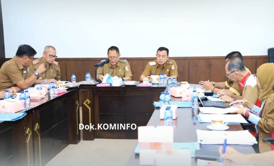 Bupati Tulang Bawang Drs. Qudrotul Ikhwan, MM memimpin jalannya Rapat Umum Pemegang Saham (RUPS) Tahunan dan Luar Biasa PT. Tulang Bawang Jaya, didampingi Wakil Bupati Hankam Hasan serta jajaran Direksi dan Komisaris, Selasa (27/5/2025)