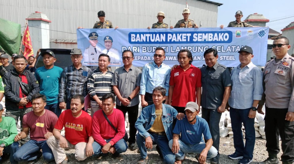 Para karyawan PT San Xiong Steel Indonesia bersama jajaran Pemkab Lampung Selatan menerima bantuan paket sembako dari Bupati Lampung Selatan. Bantuan ini diharapkan dapat meringankan beban para buruh yang terdampak keterlambatan pembayaran gaji dan iuran BPJS.