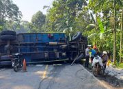 Tronton Bermuatan Hebel Terguling di Tanjakan Sedayu, Lalin Jalinbar Tanggamus Sempat Lumpuh