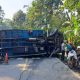 Tronton Bermuatan Hebel Terguling di Tanjakan Sedayu, Lalin Jalinbar Tanggamus Sempat Lumpuh