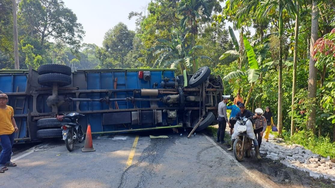 Tronton Bermuatan Hebel Terguling di Tanjakan Sedayu, Lalin Jalinbar Tanggamus Sempat Lumpuh