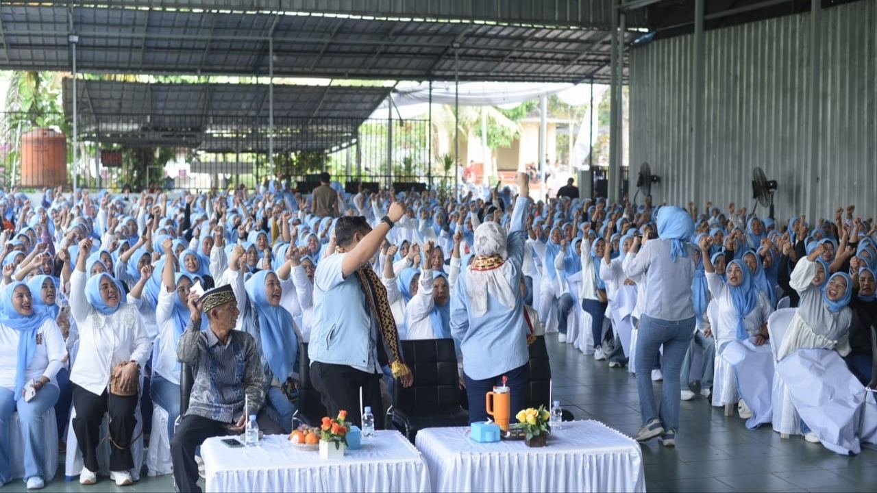 Ratusan Emak-Emak Deklarasikan Dukungan untuk Nanda-Anton di PSU Pesawaran