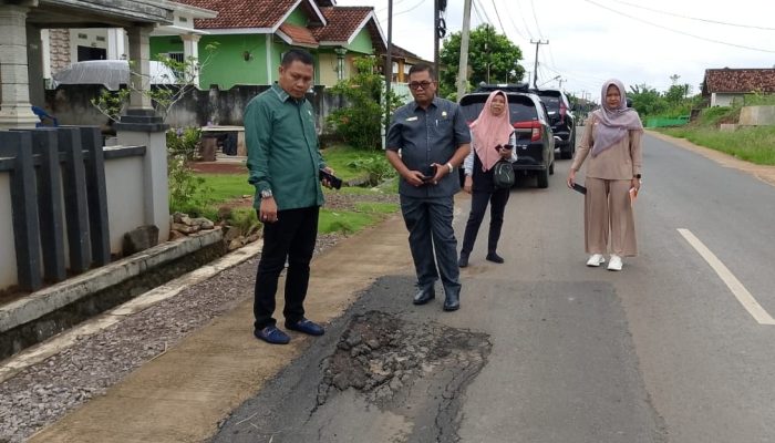 Jalan Sukadana-Bumi Nabung Hancur Lagi, Komisi III DPRD Lamtim Turun Tangan
