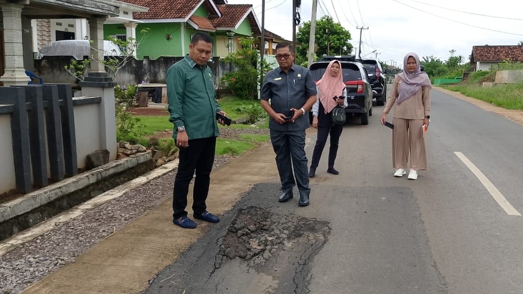 Jalan Sukadana-Bumi Nabung Hancur Lagi, Komisi III DPRD Lamtim Turun Tangan