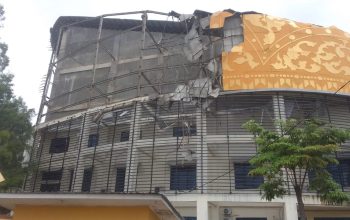 Atap Kantor DPRD Pesawaran Ambruk, Satu Satpol PP Terluka