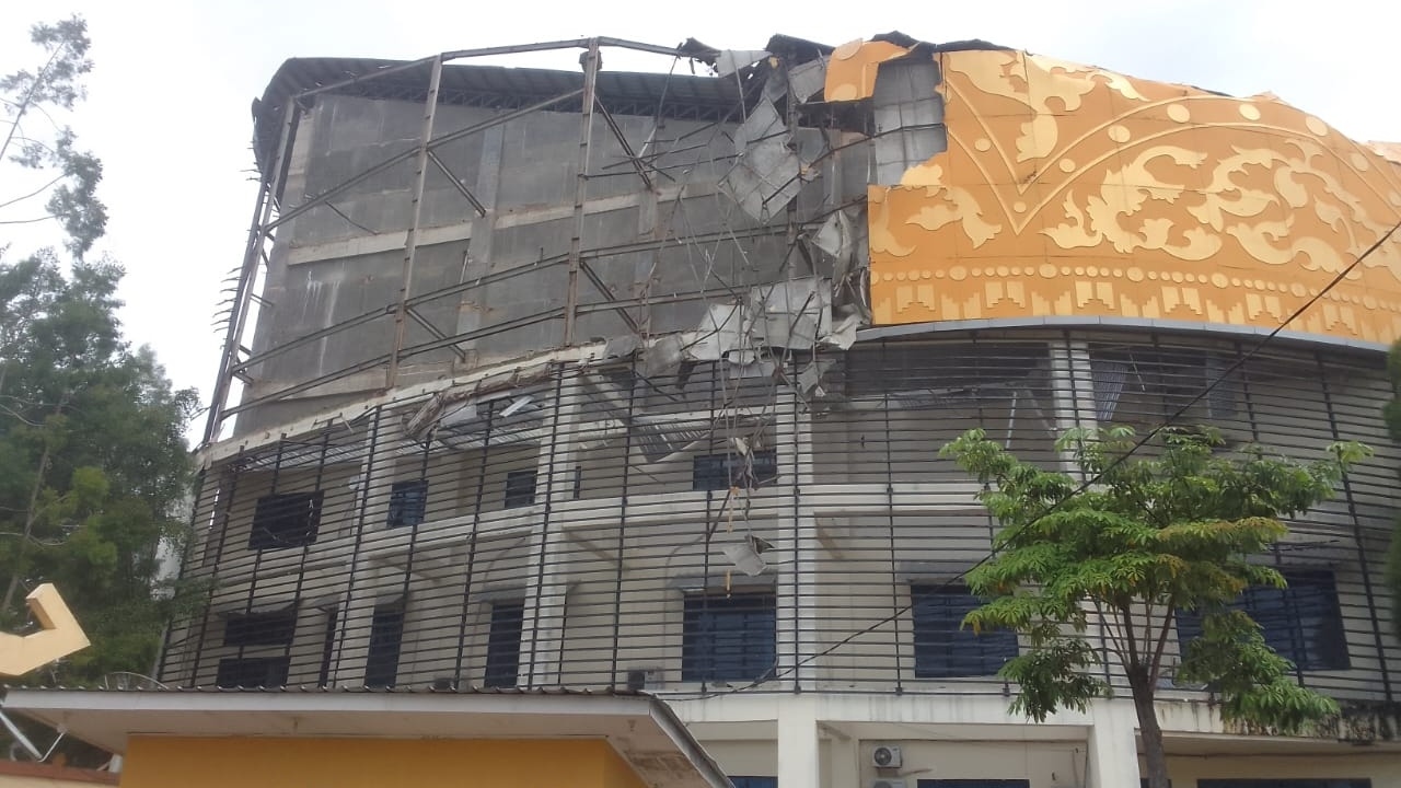 Atap Kantor DPRD Pesawaran Ambruk, Satu Satpol PP Terluka