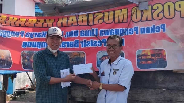 Peratin Lintik Salurkan Bantuan Tunai untuk Korban Kebakaran Penggawa V Ulu