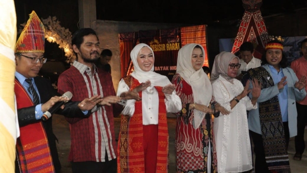 Ketua TP PKK Hadiri Batak Night 2025 di Pesisir Barat, Tekankan Indahnya Keberagaman
