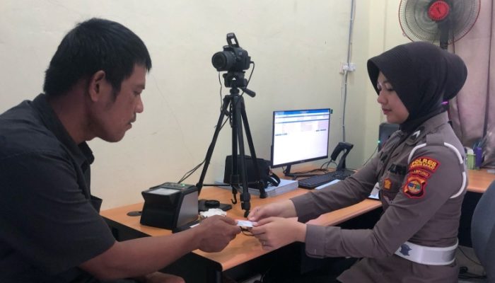 Satlantas Pesisir Barat Jemput Bola, Permudah Urus SIM Warga