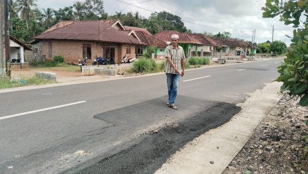 Baru Kelar Diperbaiki, Jalan Sukadana-Bumi Nabung Kembali Amburadul