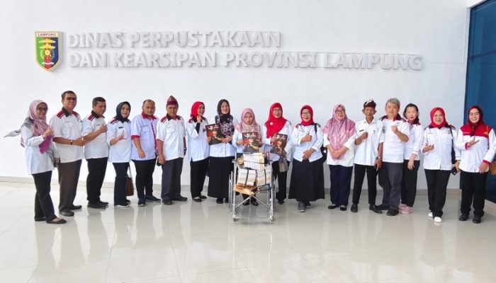 DPP Lampung Sai Sumbangkan Buku ke Nuwa Baca Zainal Abidin Pagar Alam