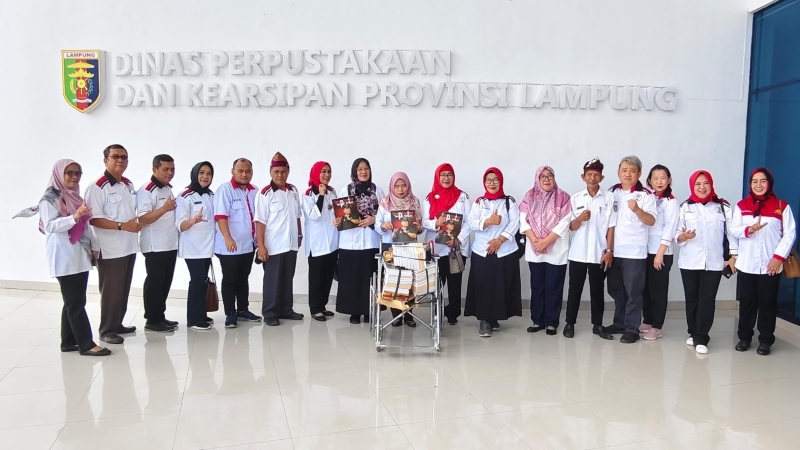 DPP Lampung Sai Sumbangkan Buku ke Nuwa Baca Zainal Abidin Pagar Alam