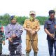 Bupati Tulang Bawang Qudrotul Ikhwan bersama jajaran TNI dan masyarakat menanam pohon mangrove di pesisir Kampung Dipasena Mulia, Kecamatan Rawajitu Timur, Selasa (6/5/2025).