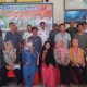 Peratin Pekon Sukanegara Tohir Rahman bersama jajaran dan para penerima manfaat berfoto bersama usai penyaluran BLT-DD Tahap I Tahun 2025 kepada 16 Keluarga Penerima Manfaat (KPM) di Balai Pekon, Rabu (7/5/2025).