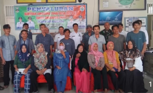 Peratin Pekon Sukanegara Tohir Rahman bersama jajaran dan para penerima manfaat berfoto bersama usai penyaluran BLT-DD Tahap I Tahun 2025 kepada 16 Keluarga Penerima Manfaat (KPM) di Balai Pekon, Rabu (7/5/2025).
