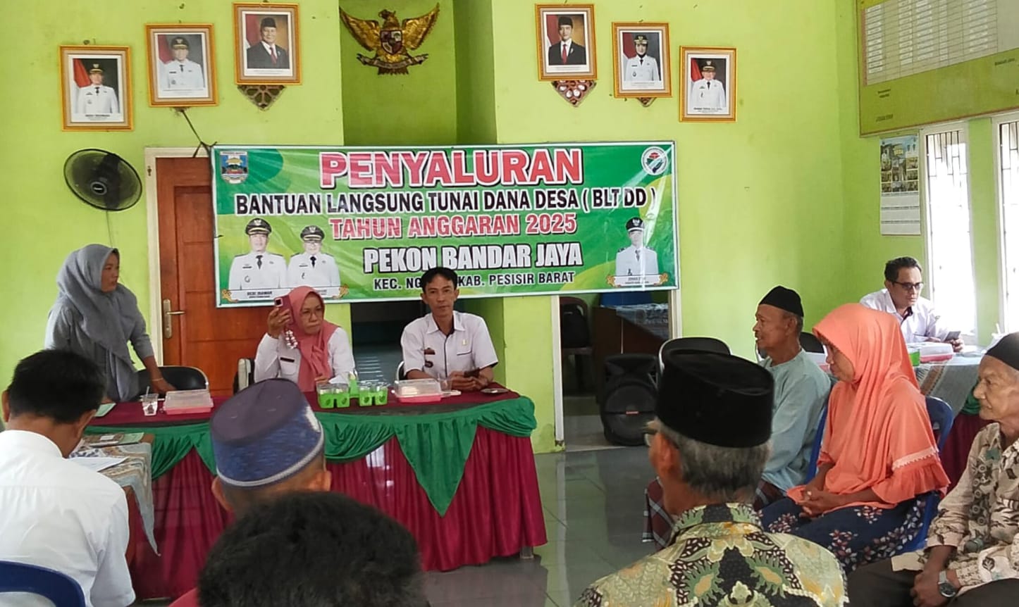 Suasana penyaluran Bantuan Langsung Tunai Dana Desa (BLT-DD) Tahap I Tahun 2025 di Balai Pekon Bandar Jaya, Kecamatan Ngaras, Kabupaten Pesisir Barat, Rabu (14/5/2025). Sebanyak 20 Keluarga Penerima Manfaat (KPM) menerima bantuan sebesar Rp900.000 untuk alokasi Januari–Maret.