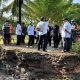 Plt Bupati Way Kanan Ayu Asalasiyah bersama jajaran didampingi Camat Bumi Agung dan Anggota DPRD Bahari Sanjaya meninjau lokasi gorong-gorong ambruk di Jalan Lintas Kabupaten, Kampung Tanjung Dalam, Rabu (14/5/2025). Pemerintah setempat dan warga telah membangun jembatan darurat untuk memulihkan akses sementara.