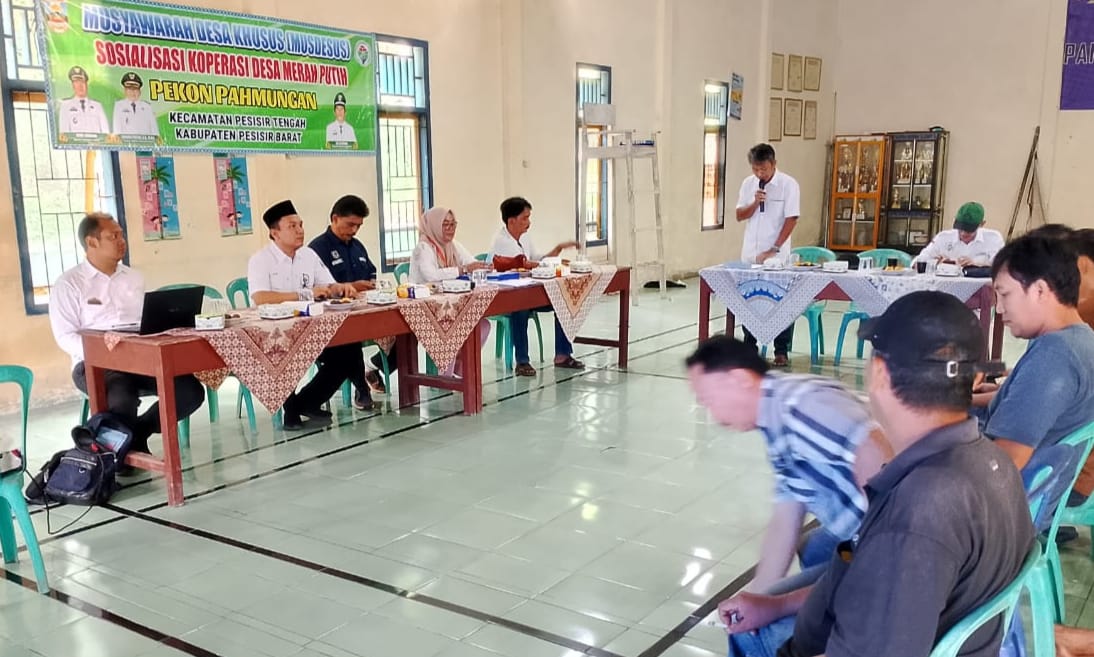 Suasana Musyawarah Desa Khusus (Musdesus) sekaligus Sosialisasi Pembentukan Koperasi Desa Merah Putih di Pekon Pahmungan, Kecamatan Pesisir Tengah, Kabupaten Pesisir Barat, Kamis (15/5/2025), yang dihadiri oleh perangkat pekon, perwakilan instansi terkait, dan masyarakat setempat.