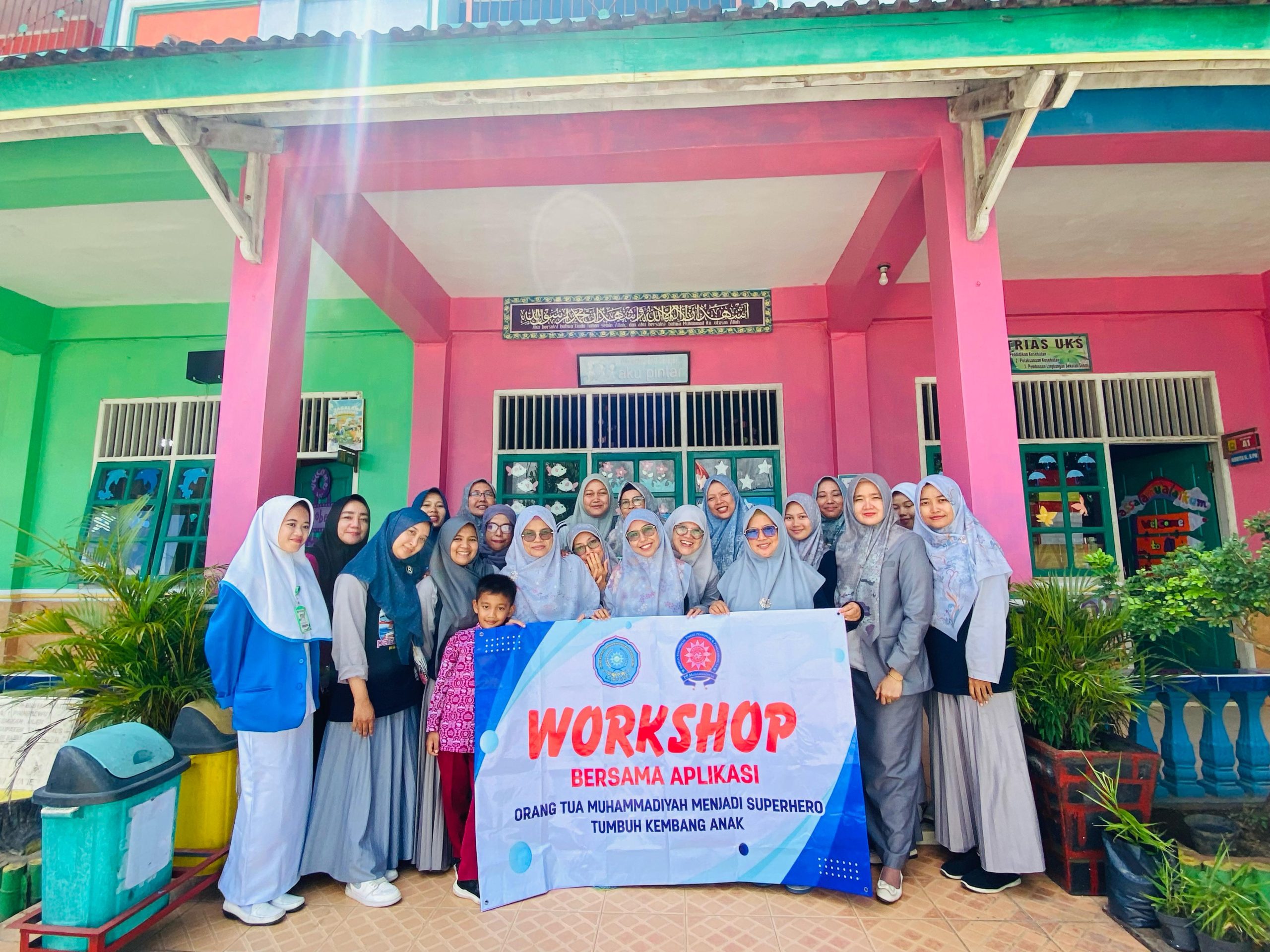 Dosen Fakultas Kesehatan Universitas Muhammadiyah Pringsewu (UMPri), bersama tim pelaksana program pengabdian masyarakat inovatif, saat berbincang dengan orang tua siswa TK Aisyiyah 1 Pringsewu, Jumat (2/5/2025).