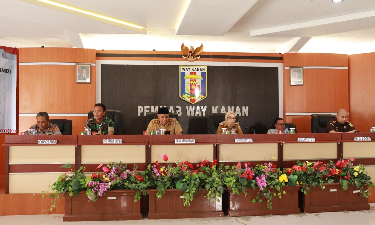 Plt. Bupati Way Kanan, Ayu Asalasiyah, S.Ked., bersama jajaran Forkopimda dan Staf Ahli Gubernur Lampung saat memimpin Musrenbang RPJMD Kabupaten Way Kanan Tahun 2025–2029 yang digelar di Ruang Buway Pemuka Pengiran Tuha, Selasa (6/5/2025).