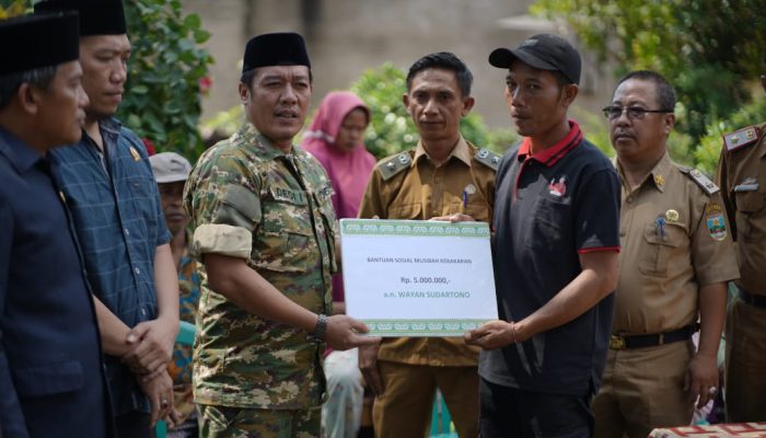 Bupati Pesibar Ulurkan Bantuan untuk Korban Kebakaran di Bangkunat