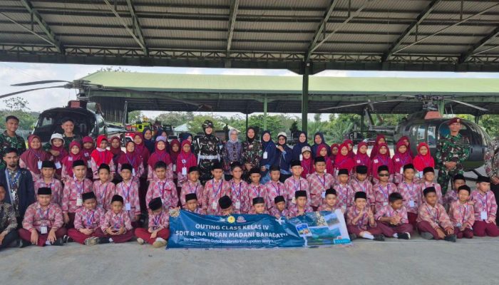 Skadron 12/AJY Kenalkan Helikopter Fennec dan Bolkow kepada Plt. Bupati Way Kanan dan Pelajar SD IT Bina Insani