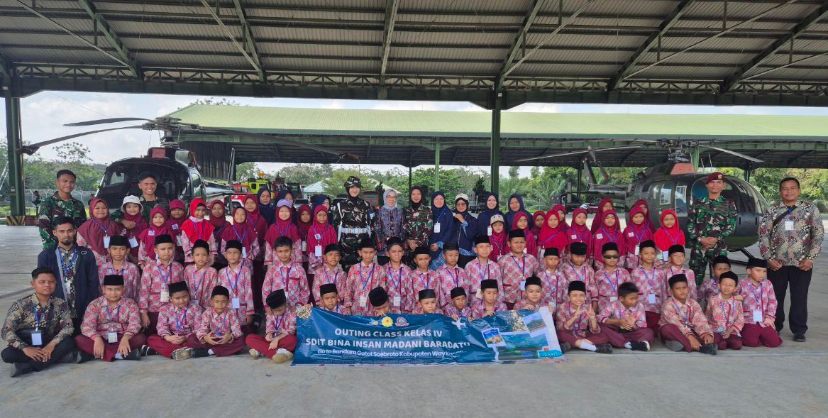Plt. Bupati Way Kanan, Ayu Asalasiyah, bersama siswa-siswi SD IT Bina Insani Madani Baradatu dan jajaran prajurit Skadron 12/AJY berfoto bersama di depan helikopter Fennec dan Bolkow dalam kegiatan outing class bertema edukasi militer dan pengenalan alutsista TNI AD