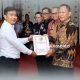 Bupati Tulang Bawang, Drs. Qudrotul Ikhwan, M.M., secara simbolis menyerahkan Surat Keputusan (SK) kepada salah satu dari 60 CPNS Formasi Tahun 2024, dalam acara yang digelar di Ruang Rapat Utama Lantai 2 Kantor Bupati, Kamis (15/5/2025).