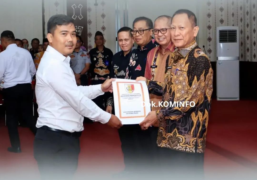 Bupati Tulang Bawang, Drs. Qudrotul Ikhwan, M.M., secara simbolis menyerahkan Surat Keputusan (SK) kepada salah satu dari 60 CPNS Formasi Tahun 2024, dalam acara yang digelar di Ruang Rapat Utama Lantai 2 Kantor Bupati, Kamis (15/5/2025).