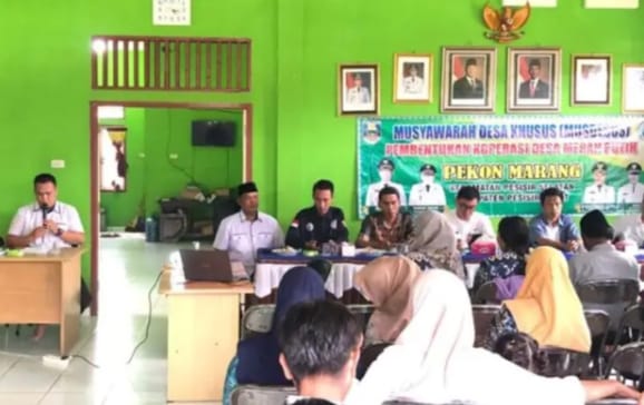 Suasana musyawarah desa khusus dalam rangka sosialisasi pembentukan Koperasi Merah Putih di Balai Pekon Marang, Kecamatan Pesisir Selatan, Kabupaten Pesisir Barat, Kamis (15/5/2025). Kegiatan ini merupakan langkah awal mendukung program nasional swasembada pangan.