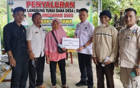 Peratin Pekon Kota Jawa, Hendra (tiga dari kanan), secara simbolis menyerahkan Bantuan Langsung Tunai Dana Desa (BLT-DD) Tahap I Tahun 2025 kepada salah satu Keluarga Penerima Manfaat (KPM), Kamis (15/5/2025). Penyaluran dilaksanakan di Balai Pekon Kota Jawa, Kecamatan Bengkunat, Kabupaten Pesisir Barat.